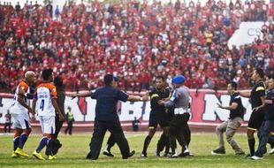 BABAK 8 BESAR DIVISI UTAMA : Rusuh! Wasit Diserang Suporter, Pertandingan Persis Solo Vs Martapura FC Dihentikan