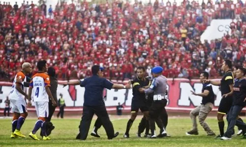 BABAK 8 BESAR DIVISI UTAMA : Rusuh! Wasit Diserang Suporter, Pertandingan Persis Solo Vs Martapura FC Dihentikan