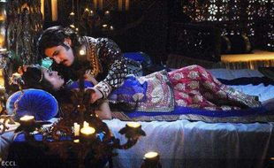 JODHA AKBAR ANTV : Malam Ini, Jalal Menghangatkan Tubuh Jodha 