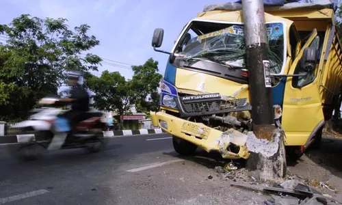 KECELAKAAN LALU LINTAS : Sopir Ngantuk, Truk Tabrak Tiang Listrik