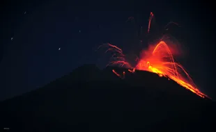 GUNUNG SLAMET SIAGA : Terjadi Dua Kali Letusan, Warga Diimbau Tak Masuki Radius 4 Km dari Puncak  