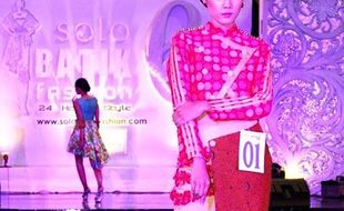 SOLO BATIK FASHION VI : Desainer Solo Coba Hadirkan Cita Rasa Global