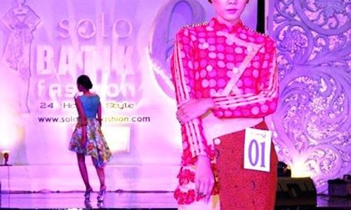 SOLO BATIK FASHION VI : Desainer Solo Coba Hadirkan Cita Rasa Global