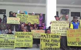 KORUPSI LARASITA : Warga Trimulyo Demo Minta Kades Dibebaskan