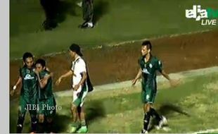 BABAK 16 BESAR DIVISI UTAMA 2014 : PSS SLEMAN VS MARTAPURA FC : Gol Penalti Dicky Prayoga Bawa PSS Unggul 1-0