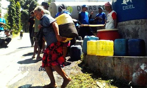  Warga Duren Sawit Terima Bantuan Air Bersih