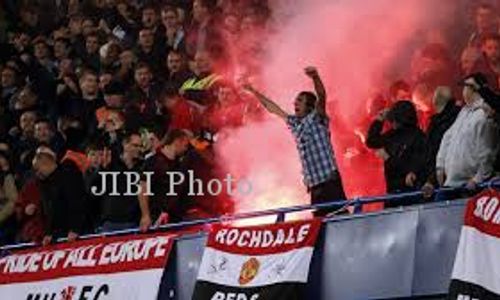 LIGA EUROPA 2015/2016 : Fans MU Protes Harga Tiket Mahal