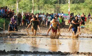 Perceraian Kian Marak, Pemuda Kampung Ini Gelar Lomba Gendong Istri