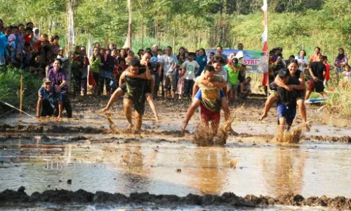 Perceraian Kian Marak, Pemuda Kampung Ini Gelar Lomba Gendong Istri