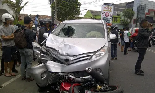 KECELAKAAN DI JOGJA : Avanza Seruduk Empat Motor