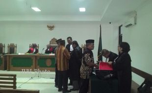 KORUPSI SUTET BANTUL : Tiga Warga Timbulharjo Dituntut 4 Tahun Penjara