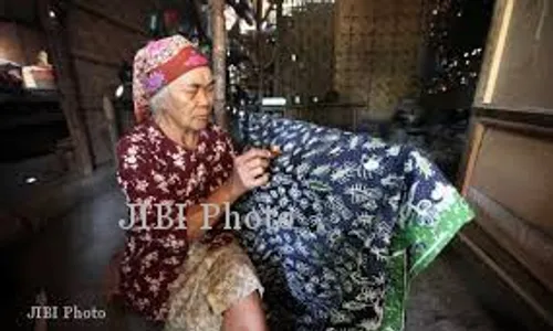 KESEJAHTERAAN PEKERJA : Pengrajin Batik Kawasan Borobudur Ikut BPJS