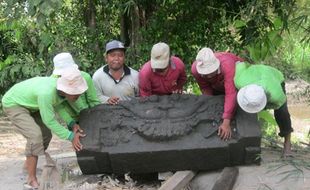 PENEMUAN BATU RELIEF : Batu Relief di Sleman Diperkirakan Bagian Pintu Gerbang Candi