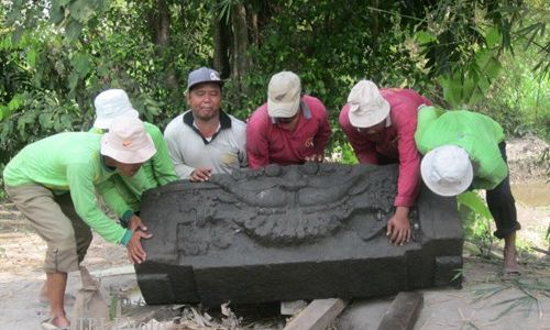 PENEMUAN BATU RELIEF : Penemu Pintu Gerbang Candi Diganjar Rp10 Juta