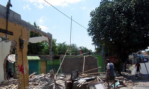 RUMAH DERET SOLO : Penghuni Bantaran Kali Pepe Bongkar Kios dan Rumah