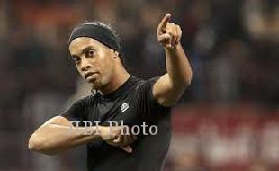 Ronaldinho Banting Setir Jadi Penyanyi