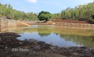 TELAGA TRITIS : Dulu Diminum, Sekarang untuk Mandi Ternak