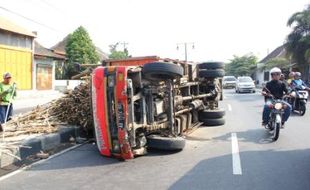 KECELAKAAN KLATEN : Truk Tebu Guling di Tegalgondo,Jog ja-Solo Macet