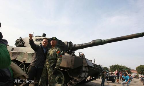  HUT TNI : Tank Leopard Sambangi di Simpang Lima Semarang