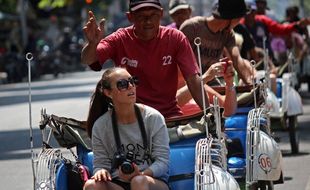 FOTO WISATAWAN : Wisman Memilih Becak Berkeliling Jogja 