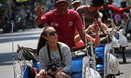 TUKANG BECAK DITEROR : Puluhan Tukang Becak Geruduk Mapolresta Solo