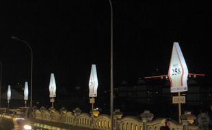 HUT KOTA JOGJA : Jembatan Amarta Dipenuhi Lampion