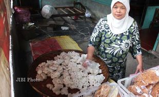 Geblek Bu Parmo Dicari Pengunjung Luar Kota