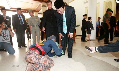 KISAH ABDI DALEM : Cium Kaki Sultan Tuntut Keadilan