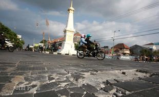 FOTO TUGU JOGJA : Pelataran Tugu Pal Putih Pecah