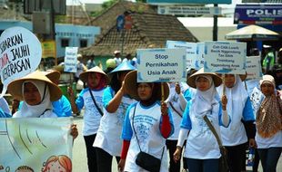 FOTO RASULAN : Warga Baleharjo Serukan Anti-Pernikahan Dini 