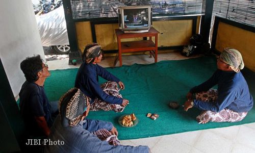 FOTO PELANTIKAN JOKOWI-JK : Abdi Dalem Nonton Bareng Upacara Pelantikan