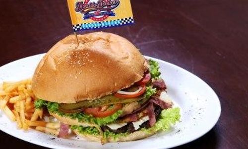 KULINER SOLO : Jamin Kelezatan, Patty Burger Double Decker dari Selandia Baru