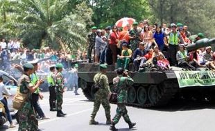 FOTO ALUTSISTA TNI : Dinaiki Warga Solo, Leopard Tak Rusak Jalan