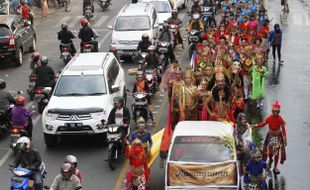 FOTO BABAD KEPATIHAN WETAN : 1.800 Warga Kepatihan Wetan Ramaikan Kirab