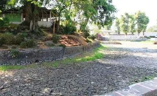 FOTO CAGAR BUDAYA SOLO : Waduh, Segaran Sriwedari Kering Kerontang