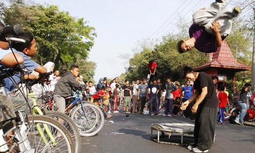 FOTO CAR FREE DAY : Spartarun Beraksi saat Ulang Tahun