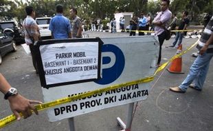 FOTO DEMO FPI TOLAK AHOK : Demo FPI Rusuh, Polisi Rentang Pita Kuning