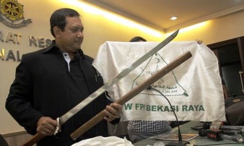 FOTO DEMO FPI TOLAK AHOK : Ini Senjata Tajam FPI saat Demo Rusuh