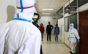 FOTO EBOLA DI INDONESIA : Penanganan Virus Ebola Disimulasikan di UGM