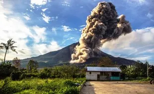 FOTO GUNUNG SINABUNG MELETUS : Begini Penampakan Terakhir Sinabung