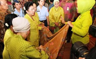 FOTO HARI BATIK NASIONAL : Ibu Negara Tengok Pameran Batik Nusantara