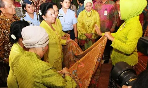 FOTO HARI BATIK NASIONAL : Ibu Negara Tengok Pameran Batik Nusantara