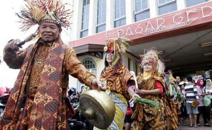 FOTO HARI BATIK NASIONAL : Pedagang Pasar Fashion Show Busana Batik