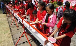 FOTO HARI CUCI TANGAN SEDUNIA : 1.000 Siswa Cuci Tangan Bersama