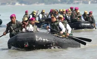 FOTO HARI TNI 2014 : Begini Jika Gubernur Operasi Pendaratan