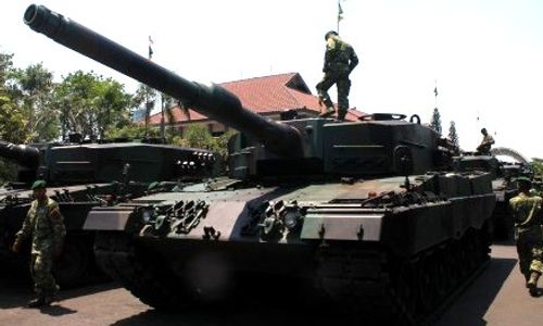 PAMERAN ALUTSISTA : TNI AD Pamer Tank dan Helikopter di Monas