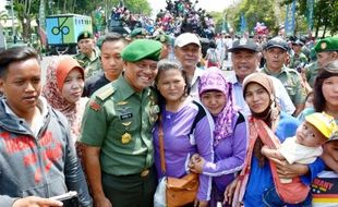 FOTO PAMERAN ALUTSISTA TNI : KSAD Ramah Berfoto Bersama Warga