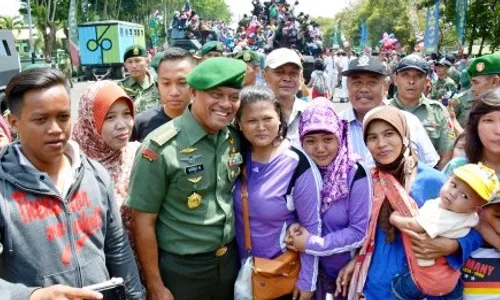 FOTO PAMERAN ALUTSISTA TNI : KSAD Ramah Berfoto Bersama Warga