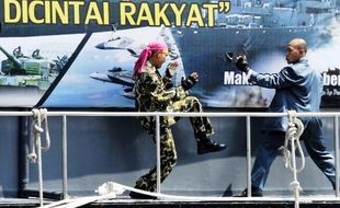 FOTO HUT KE-69 TNI : Di Makassar, Marinir Lumpuhkan Teroris