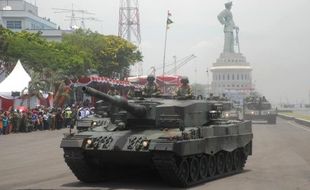 FOTO HUT KE-69 TNI : Tank Leopard Lengkapi Defile Hari TNI